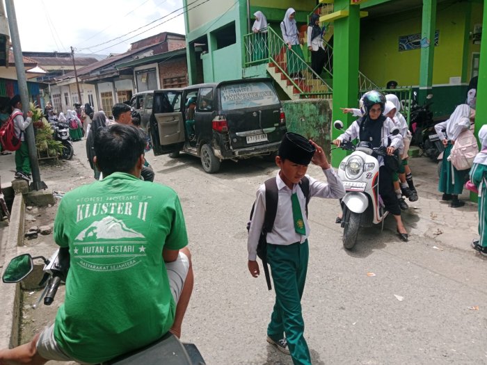 Pemandangan Hangat Sore Hari Suasana Tertib dan Penuh Senyum Saat Siswa MIN 3 Kerinci Pulang Sekolah