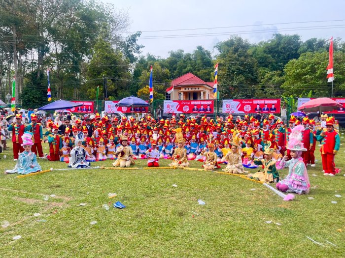 Cetak Rekor Personel Drum Band Terbanyak 117 Orang