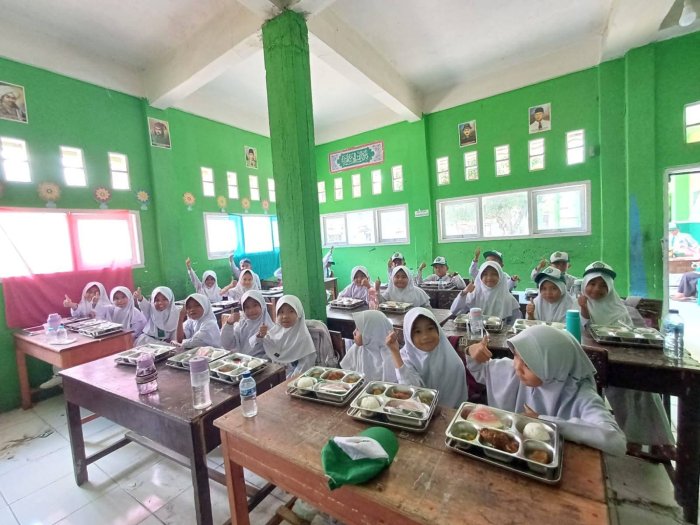 Makan Bergizi Gratis (MBG) di MIN 3 Kerinci Berjalan Lancar dan Aman Makan Bergizi Gratis (MBG) di MIN 3 Kerinci Berjalan Lancar dan Aman
