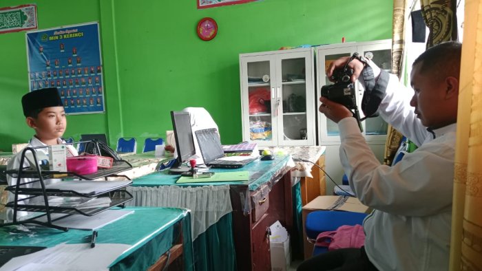 Guru MIN 3 Kerinci Foto Siswa untuk Kelengkapan Formulir Pertandingan Bola