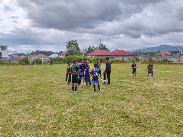 Semangat Membara! Siswa MIN 3 Kerinci Intensifkan Latihan Sepak Bola Jelang Pertandingan Antar Sekolah Semangat Membara! Siswa MIN 3 Kerinci Intensifkan Latihan Sepak Bola Jelang Pertandingan Antar Sekolah
