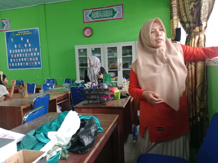 Guru-Guru MIN 3 Kerinci Kompak Laksanakan Kegiatan Bersih Madrasah