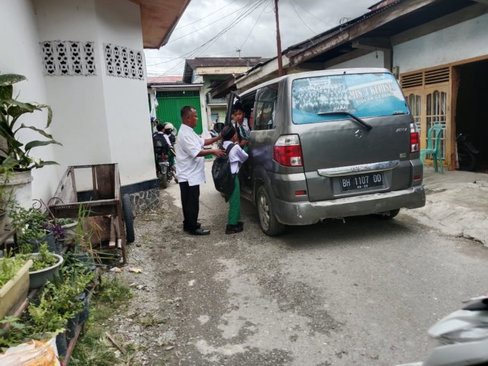 Layanan Prima Mobil Operasional MIN 3 Kerinci Siap Antar Siswa Pulang dengan Aman dan Nyaman Layanan Prima Mobil Operasional MIN 3 Kerinci Siap Antar Siswa Pulang dengan Aman dan Nyaman