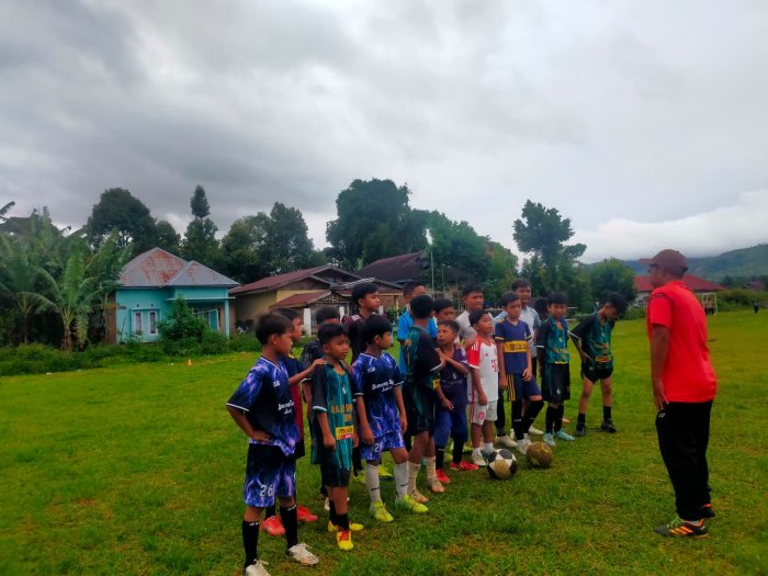 Siswa MIN 3 Kerinci Latihan Sepak Bola Jelang Pertandingan Antar Sekolah