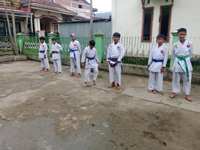 Tingkatkan Kedisiplinan dan Fisik Siswa, MIN 3 Kerinci Giatkan Latihan Karate Setiap Jumat Sore