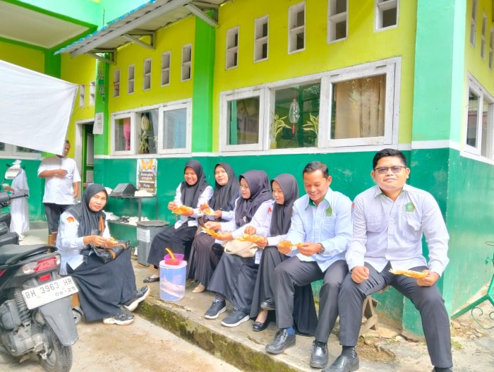 Ciptakan Kebersamaan dan Kehangatan, Para Guru MIN 3 Kerinci Nikmati Momen Istirahat dengan Makan Kerupuk Sambal Bersama