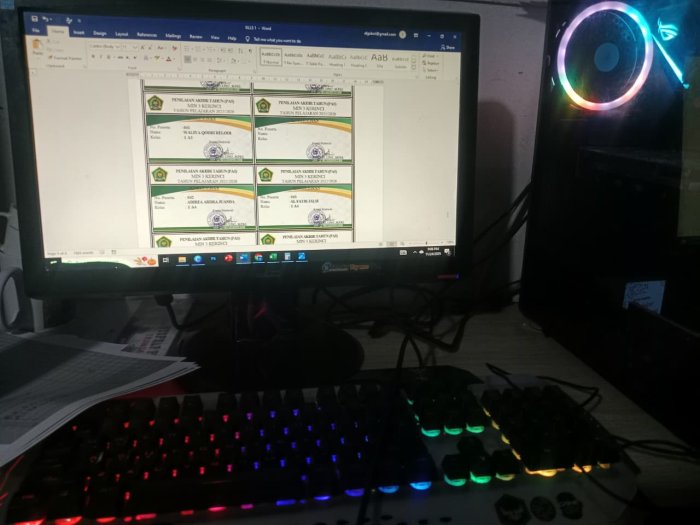 Persiapan Matang Jelang PAS Staf Tata Usaha MIN 3 Kerinci Mulai Menyiapkan Kartu Ujian Siswa