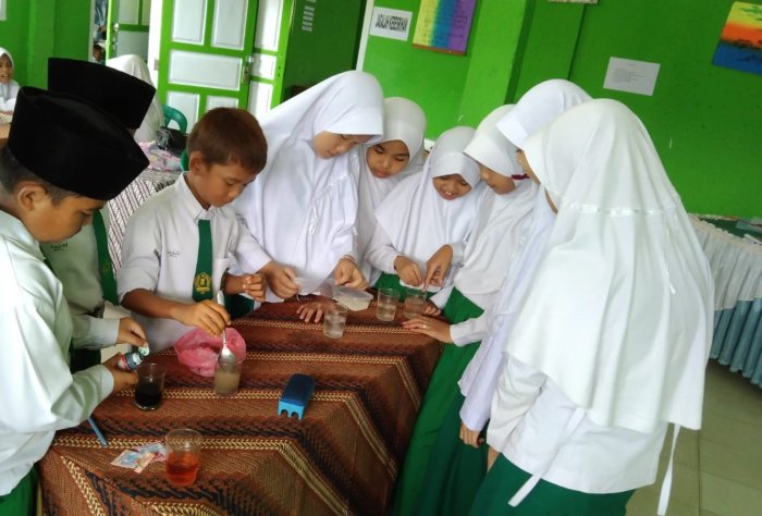 Asyiknya Belajar Sambil Bereksperimen Siswa MIN 3 Kerinci Laksanakan Praktikum IPA di Kelas
