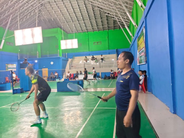 Semangat Juang Tak Terbatas! Guru MIN 3 Kerinci Berpartisipasi dalam Turnamen Badminton Antar Instansi
