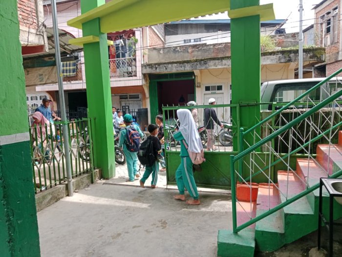 Kesabaran dan Kehangatan di Gerbang Momen Orang Tua Menanti Buah Hati di MIN 3 Kerinci