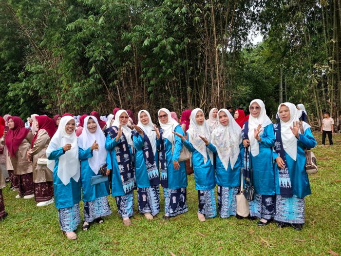 Pimpin Langsung Kontingen, Kepala MIN 3 Kerinci Bersama Guru dan Staf Khidmat Ikuti Upacara HUT RI ke-81