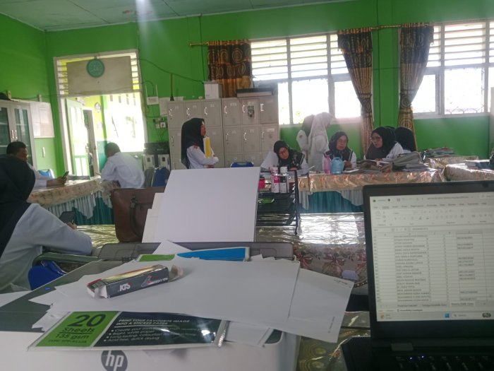 Wujudkan Tata Kelola Unggul, Kepala MIN 3 Kerinci Siapkan Dokumen Pembinaan Madrasah Tahun 2026