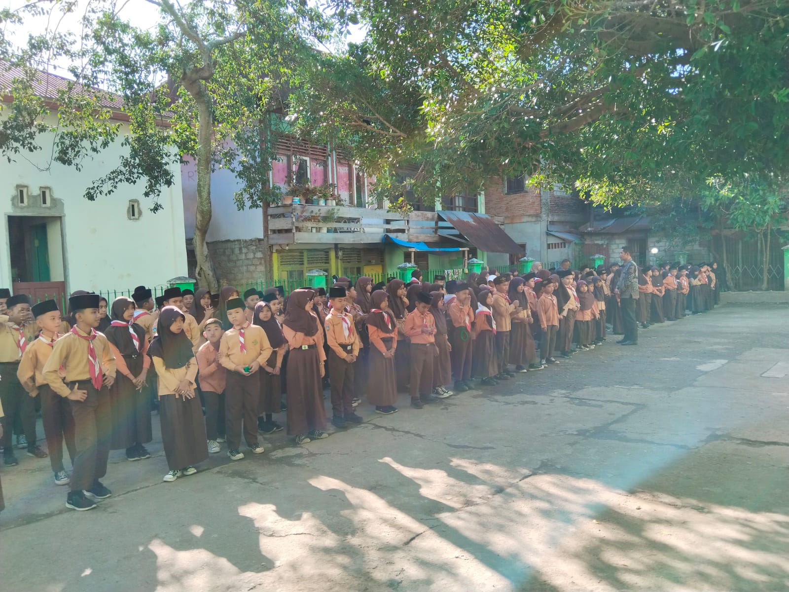 Pengambilan Rapor Penilaian Akhir Tahun (PAT) Yang di Hadiri orang tua/wali Murid