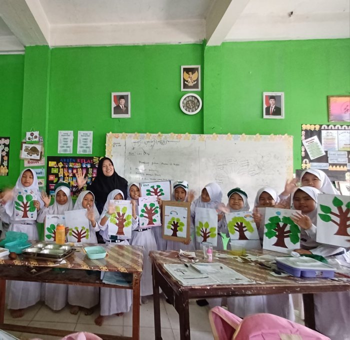 Siswa MIN 3 Kerinci Belajar PPKN Secara Visual Gambar Pohon Beringin Jadi Alat Peraga Unik Siswa MIN 3 Kerinci Belajar PPKN Secara Visual Gambar Pohon Beringin Jadi Alat Peraga Unik