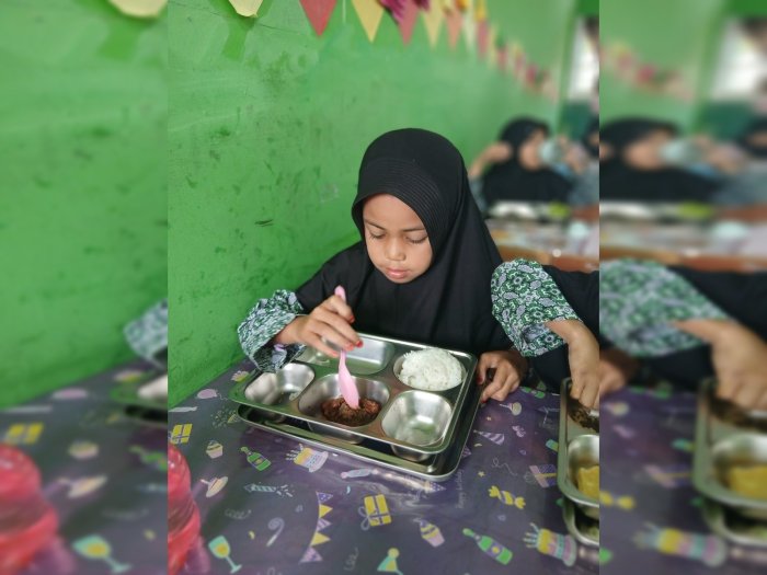 Penuh Keceriaan Siswa MIN 3 Kerinci Nikmati Makanan Bergizi Gratis (MBG) dengan Lahap di Kelas Penuh Keceriaan Siswa MIN 3 Kerinci Nikmati Makanan Bergizi Gratis (MBG) dengan Lahap di Kelas