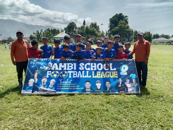 Tim Sepak Bola MIN 3 Kerinci Tunjukkan Semangat Juang Melawan SDN 169 Mukai Mudik