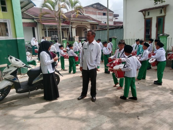 Mantapkan Persiapan, Kepala MIN 3 Kerinci dan Bendahara Terjun Langsung Awasi Latihan Drumband