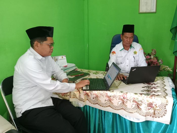 Kepala MIN 3 Kerinci Terapkan Disiplin Kinerja. Cek SKP Pegawai Secara Berkala