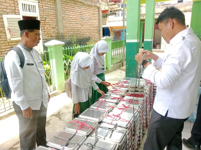 Pastikan Kualitas dan Kelancaran, Kepala MIN 3 Kerinci Pantau Langsung Program MBG Hingga Tuntas