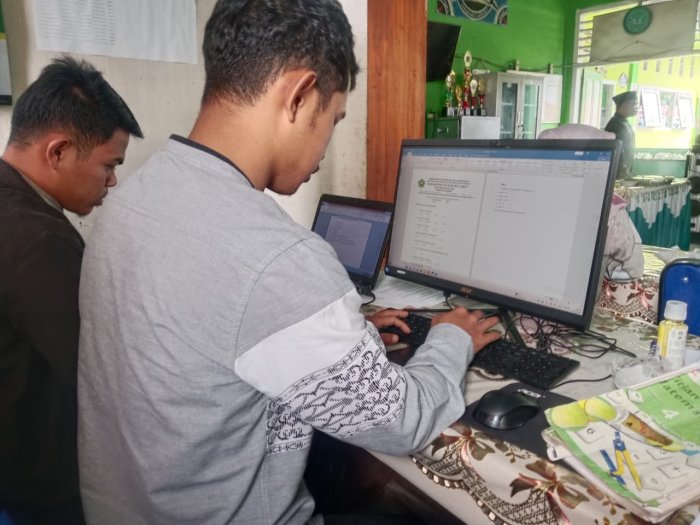 Staf TU MIN 3 Kerinci Pacu Kesiapan Ujian Semester Tahap Pengetikan Soal Berjalan Maksimal Staf TU MIN 3 Kerinci Pacu Kesiapan Ujian Semester Tahap Pengetikan Soal Berjalan Maksimal