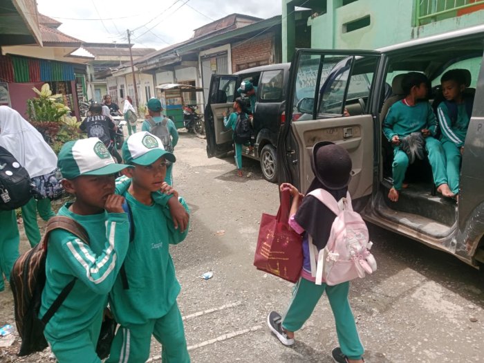 Disiplin di Gerbang Siswa Pengguna Layanan Antar Jemput MIN 3 Kerinci Naik Mobil dengan Tertib Disiplin di Gerbang Siswa Pengguna Layanan Antar Jemput MIN 3 Kerinci Naik Mobil dengan Tertib