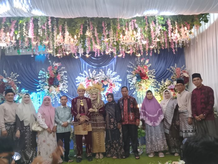 Penuhi Undangan Keluarga Pengawas, Kepala MIN 3 Kerinci Hadiri Resepsi Pernikahan