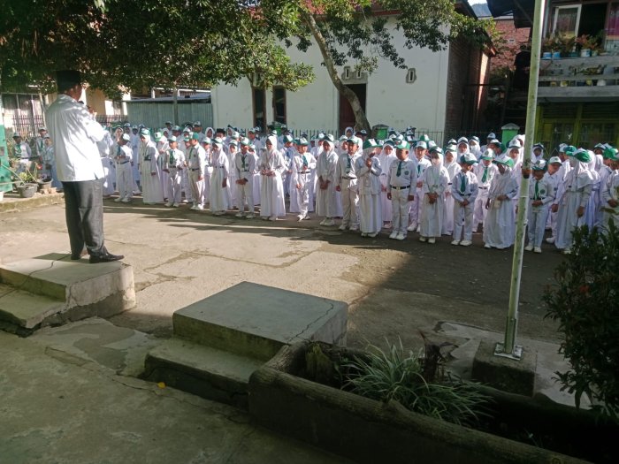 Upacara Bendera Hari Senin Momentum Penanaman Karakter Disiplin dan Nasionalisme di MIN 3 Kerinci