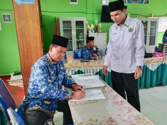 Tingkatkan Kualitas Guru: Kepala Madrasah Menandatangani Penetapan Angka Kredit (PAK)