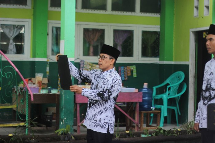 Guru MIN 3 Kerinci Kumandangkan UUD 1945 dan Ikrar Guru
