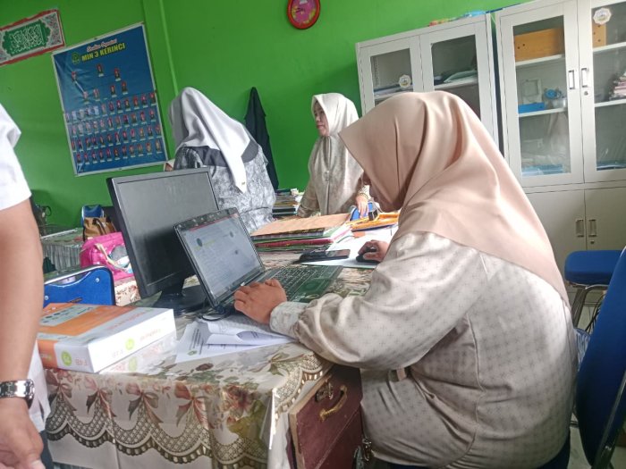 Staf TU MIN 3 Kerinci Gerak Cepat Siapkan Bahan Instrumen PKKM Dukungan Penuh untuk Penilaian Kinerja Kepala Madrasah