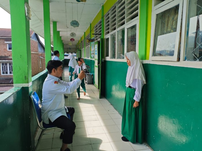 Persiapan Tes Kemampuan Akademik (TKA), Operator MIN 3 Kerinci Foto Siswa Secara Langsung