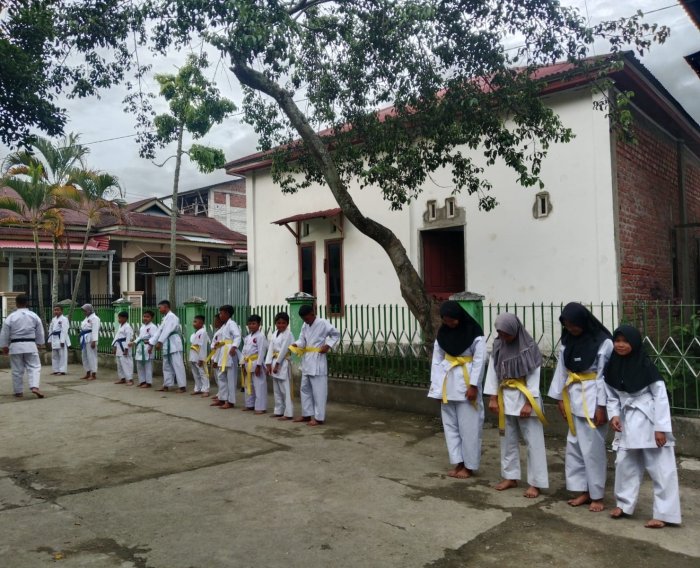 Disiplin dan Semangat Juang Terukir di Latihan Karate MIN 3 Kerinci Setiap Jumat Sore