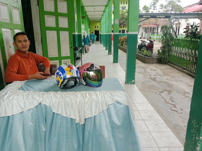 Keamanan Prioritas Utama Satpam MIN 3 Kerinci Selalu Bersiaga Jaga Ketertiban Madrasah Keamanan Prioritas Utama Satpam MIN 3 Kerinci Selalu Bersiaga Jaga Ketertiban Madrasah