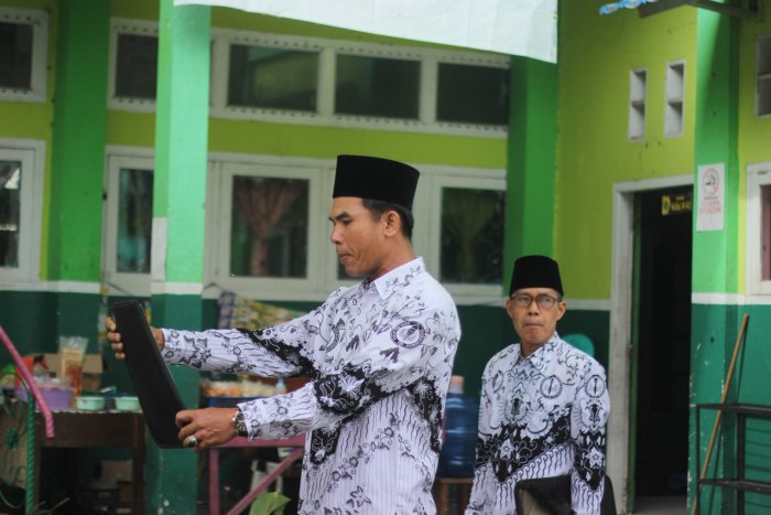 Guru MIN 3 Kerinci Kumandangkan UUD 1945 dan Ikrar Guru Pada Upacara Hari Guru Nasional 2025