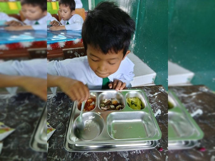 Senyum Ceria dan Kebersamaan Warnai Program Makan Bergizi Gratis di MIN 3 Kerinci