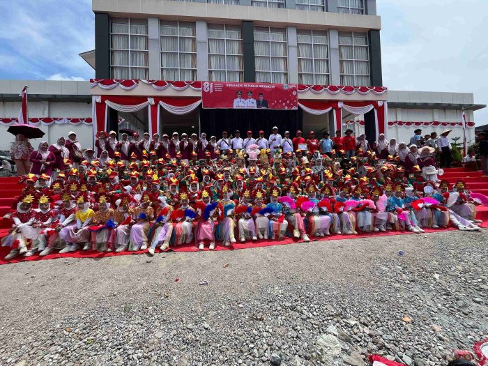 Hebohkan Bukit Tengah, Tim Drumband MIN 3 Kerinci Unjuk Gigi dengan Personel Terbanyak