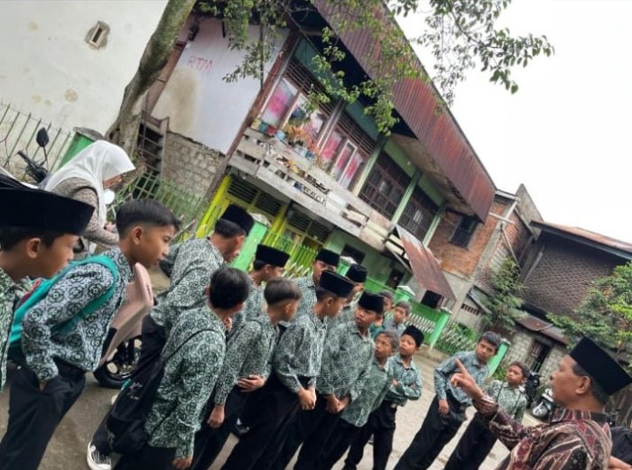 Api Semangat Dibakar! Arahan Terakhir Pelatih dan Kepala Madrasah Iringi Keberangkatan Tim Sepak Bola MIN 3 Kerinci