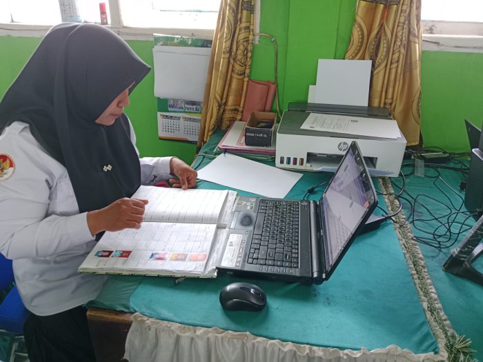 Akurasi Data Kunci Sukses Layanan Operator EMIS MIN 3 Kerinci Lakukan Pengecekan Data Siswa Secara Berkala