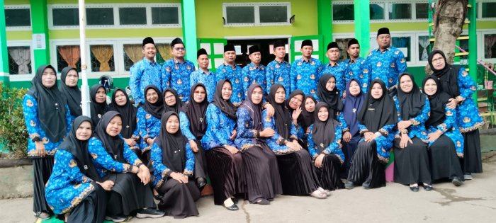 Semangat Sumpah Pemuda Berkobar di MIN 3 Kerinci Melalui Upacara Bendera Khidmat