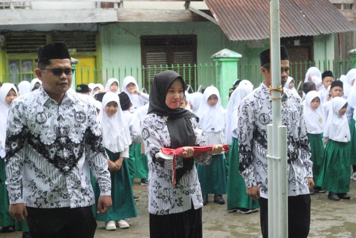 Guru MIN 3 Kerinci Ambil Peran Petugas Pengibar Bendera