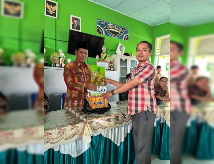 Kepala MIN 3 Kerinci Serahkan THR kepada Majelis Guru