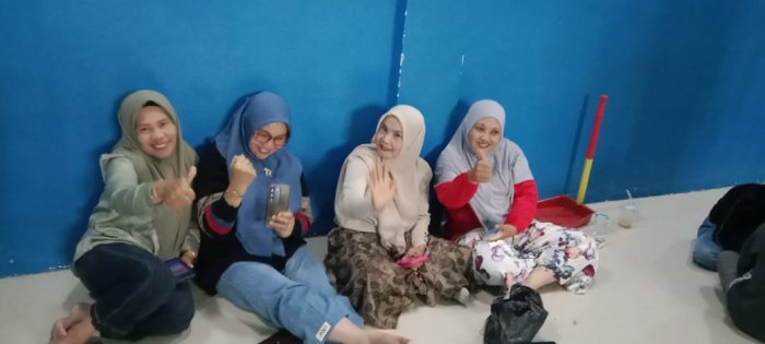 Dukungan Penuh Guru-Guru Wanita MIN 3 Kerinci Beri Semangat di Pinggir Lapangan Bulutangkis