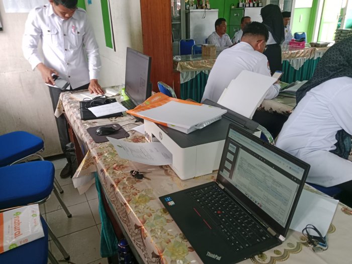 Sambut Pembinaan Madrasah, Kepala MIN 3 Kerinci Matangkan Persiapan Dokumen Terkait