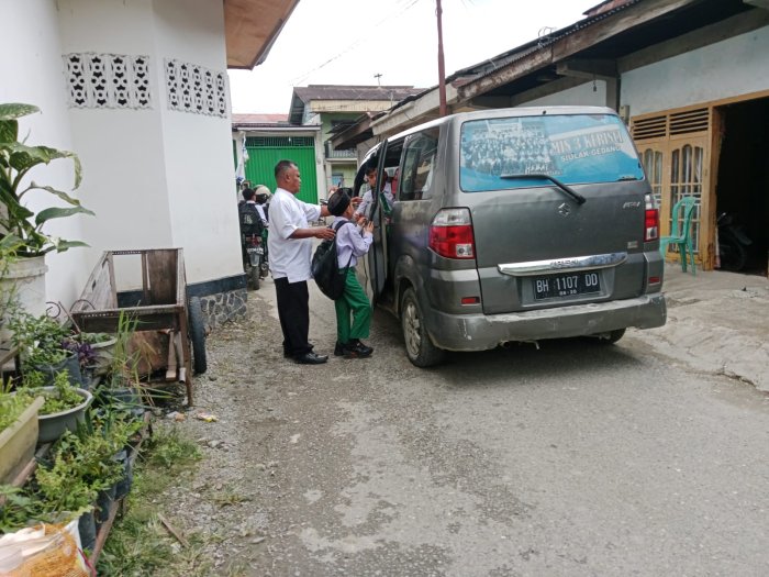 Tingkatkan Layanan dan Keselamatan, Siswa MIN 3 Kerinci Difasilitasi Antar-Jemput Mobil Madrasah
