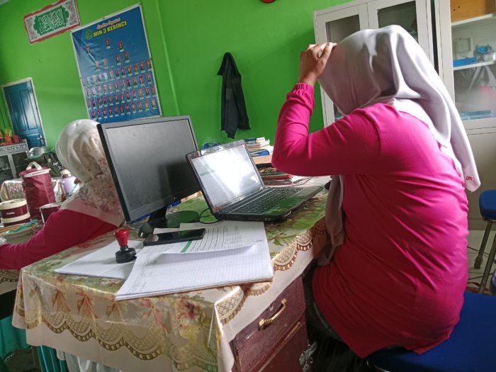 Persiapan Ujian Semester Operator EMIS MIN 3 Kerinci Lakukan Pengecekan Ulang Data Siswa